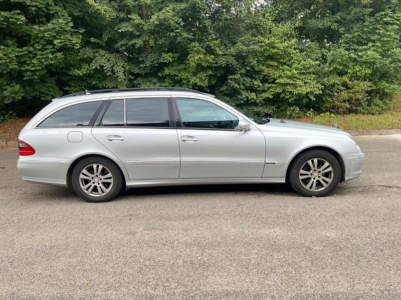 Silber Gebraucht 2008 Mercedes E220 Avantgarde Kombi | 2.799 € - Bild 1/4