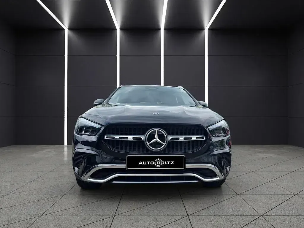 Gebraucht Mercedes GLA200 Progressive 163 PS (119 kW) 2024 Kosmosschwarz SUV