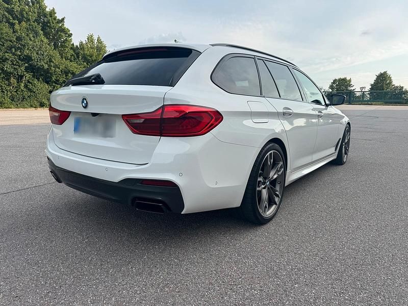 Gebraucht BMW 550 400 PS (294 kW) 2019 Weiß Kombi