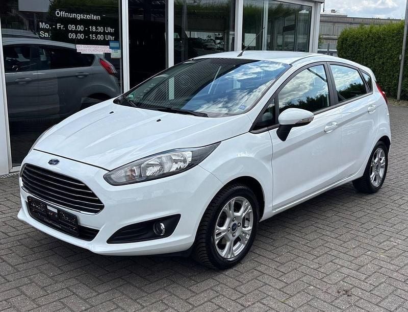 Weiß Gebraucht 2015 Ford Fiesta SYNC Edition Kleinwagen | 5.400 € (Fairer Preis) - Bild 1/4