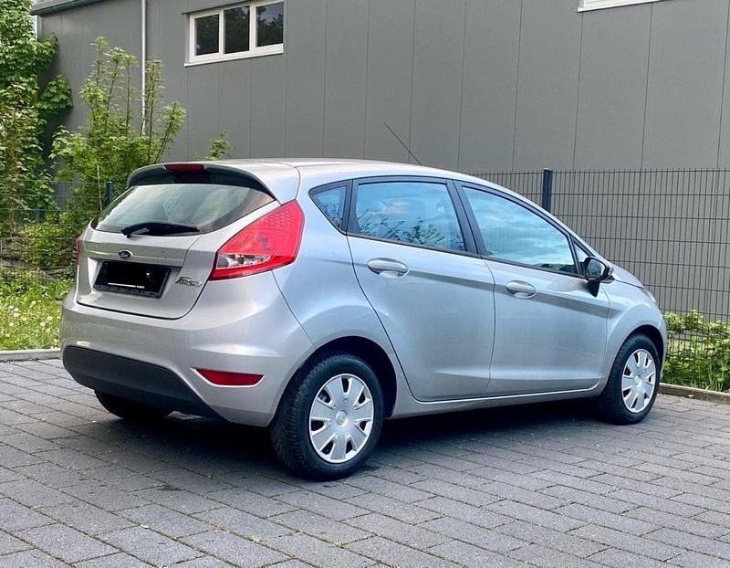 Gebraucht Ford Fiesta 60 PS (44 kW) 2011 Grau Kleinwagen