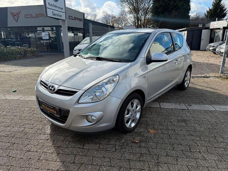 Schwarz Gebraucht 2011 Hyundai i20 Style Limousine | 4.300 € (Etwas zu teuer) - Bild 1/4