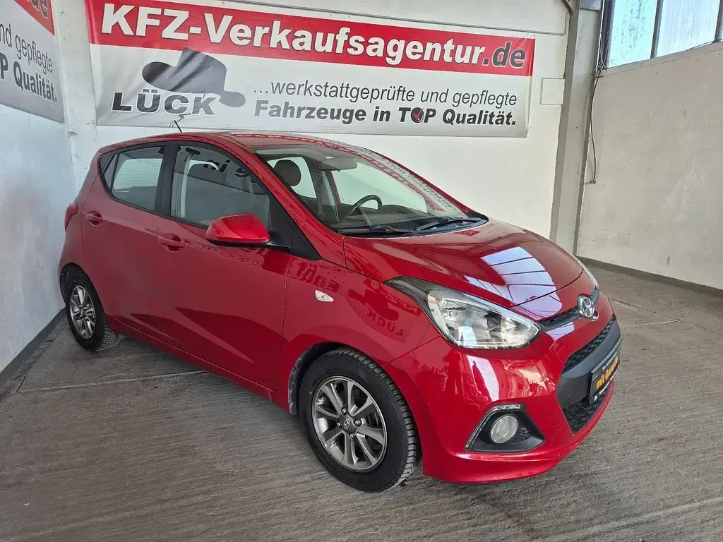 Gebraucht Hyundai i10 Edition 87 PS (63 kW) 2015 Rot Kleinwagen