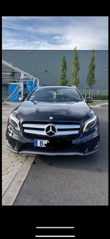 Schwarz Gebraucht 2015 Mercedes GLA200 AMG line SUV | 20.100 € (Etwas zu teuer) - Bild 1/4