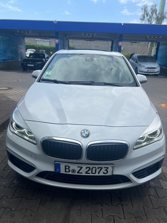 Weiß Gebraucht 2015 BMW 218 Sport Line Kombi | 10.999 € (Fairer Preis) - Bild 1/4