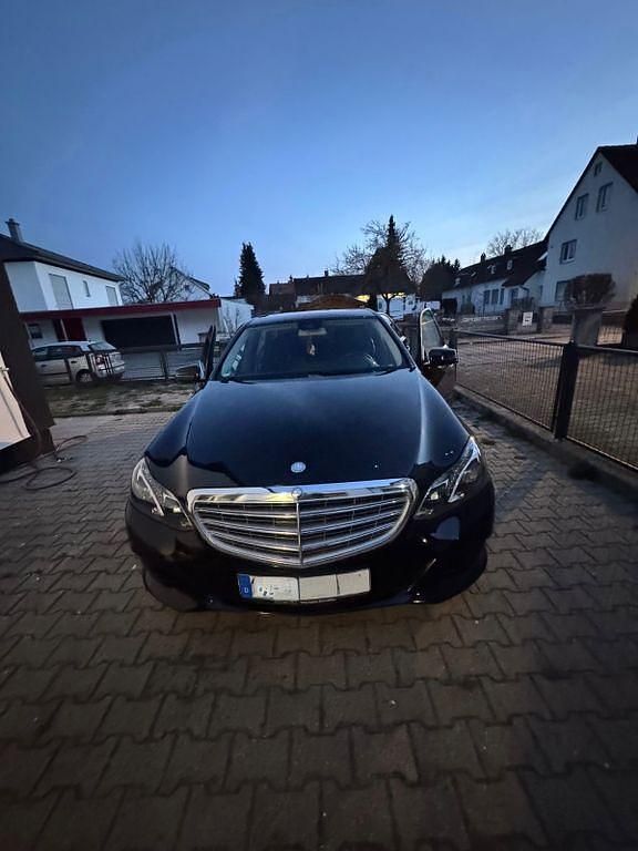 Gebraucht Mercedes E220 Elegance 170 PS (125 kW) 2015 Schwarz Limousine
