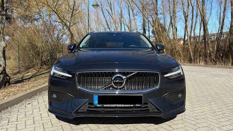 Gebraucht Volvo V60 Momentum 150 PS (110 kW) 2020 Blau Kombi