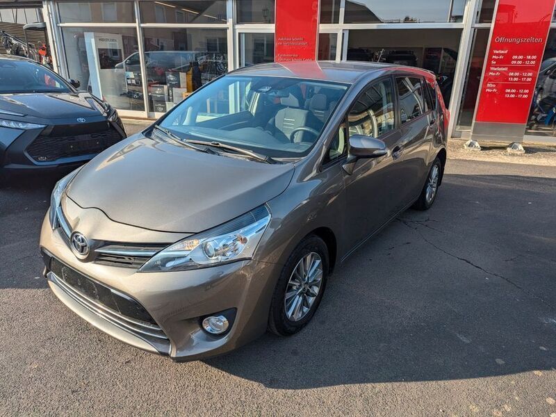 Braun Gebraucht 2017 Toyota Verso Life Van / Kleinbus | 17.800 € (Etwas zu teuer) - Bild 1/4