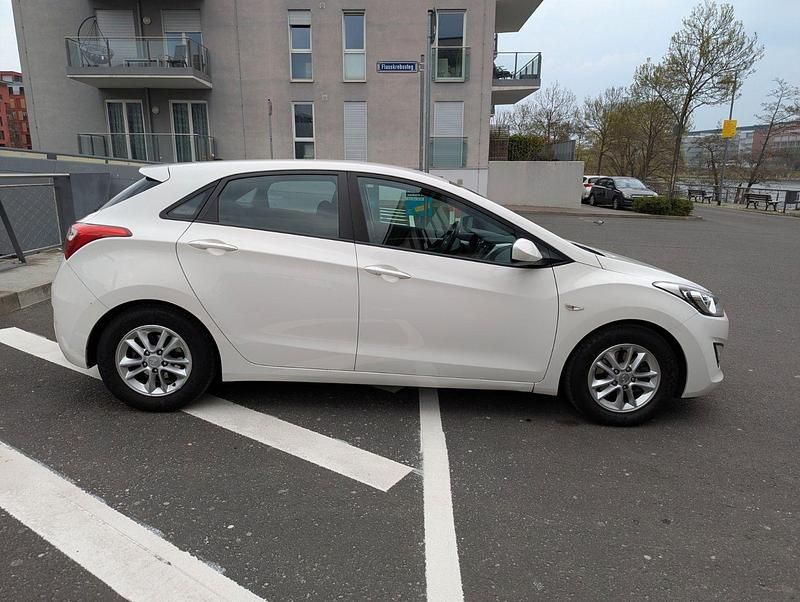 Gebraucht Hyundai i30 99 PS (72 kW) 2014 Weiß Limousine