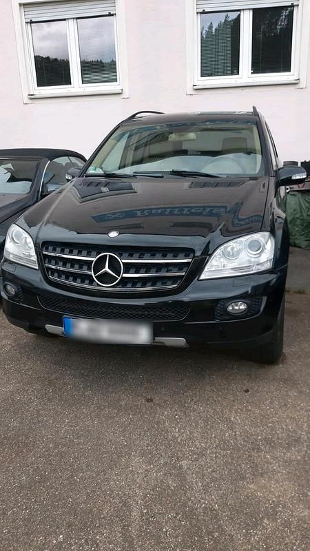 Schwarz Gebraucht 2007 Mercedes ML420 SUV | 8.900 € - Bild 1/4