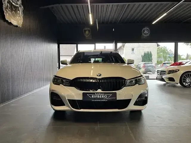 Gebraucht BMW 320e M Sport 204 PS (150 kW) 2022 Weiß Limousine