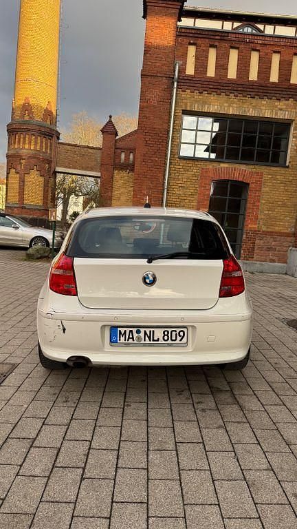 Gebraucht BMW 116 122 PS (89 kW) 2011 Weiß Kleinwagen