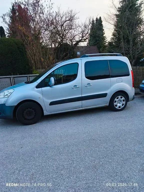 Gebraucht Peugeot Partner Tepee Tendance 92 PS (67 kW) 2010 Silber Van / Kleinbus
