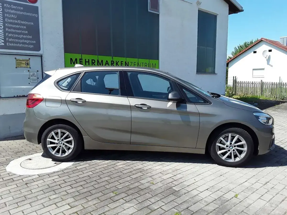Gebraucht BMW 218 Advantage 136 PS (100 kW) 2016 Platinsilber metallic Van / Kleinbus