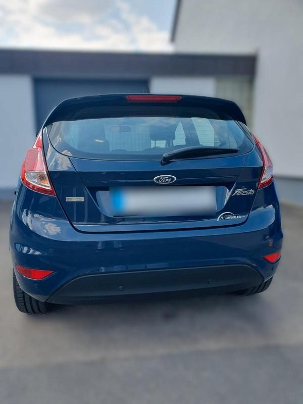 Gebraucht Ford Fiesta 101 PS (74 kW) 2016 Blau Kleinwagen