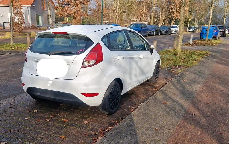Weiß Gebraucht 2015 Ford Fiesta Kleinwagen | 6.000 € (Teuer) - Bild 1/4