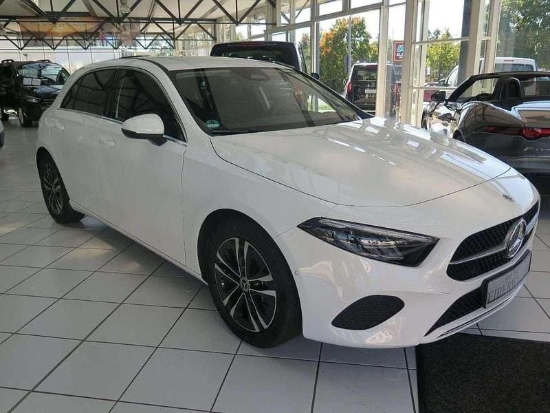Gebraucht Mercedes A180 136 PS (100 kW) 2024 Polarweiß Limousine