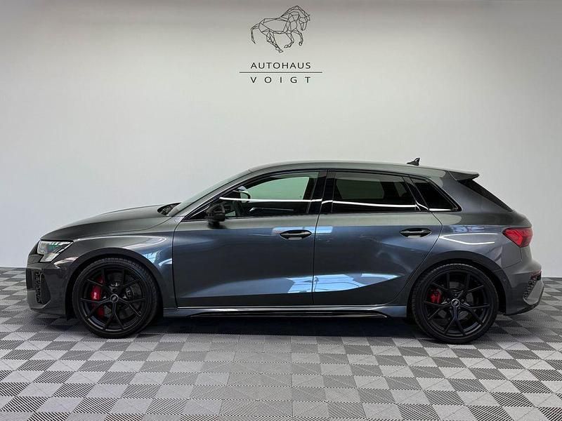 Daytonagrau perleffekt Gebraucht 2023 Audi RS3 Sport Limousine | 53.500 € (Fairer Preis) - Bild 1/4