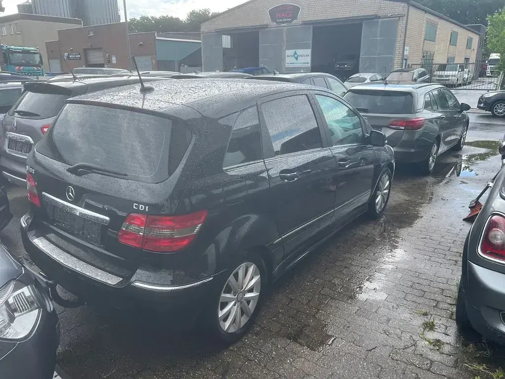 Gebraucht Mercedes B180 109 PS (80 kW) 2011 Schwarz Van / Kleinbus
