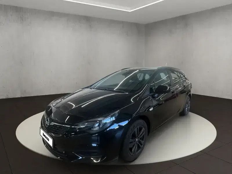 Onyx schwarz (metallic) Gebraucht 2021 Opel Astra Edition Kombi | 13.950 € (Fairer Preis) - Bild 1/4