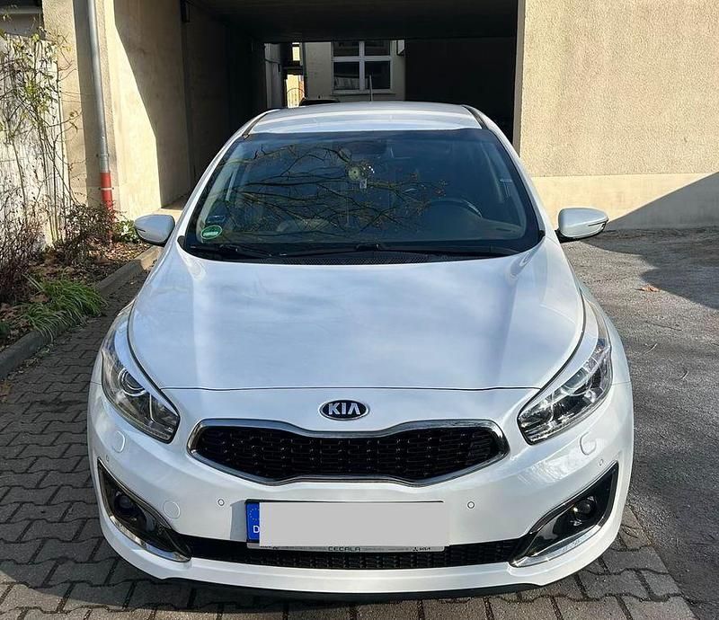 Gebraucht Kia Ceed Vision 135 PS (99 kW) 2015 Weiß Kleinwagen