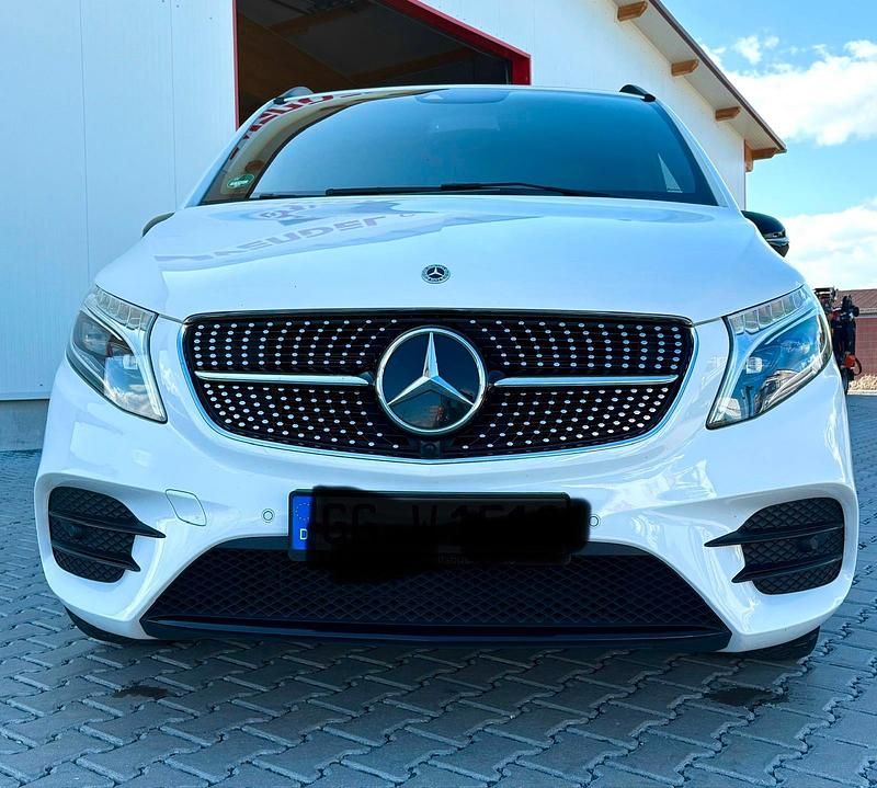 Weiß Gebraucht 2021 Mercedes V300 AMG line Van / Kleinbus | 54.900 € (Superpreis) - Bild 1/4