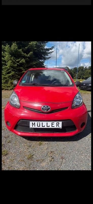 Gebraucht Toyota Aygo Basis 68 PS (50 kW) 2014 Rot Kleinwagen