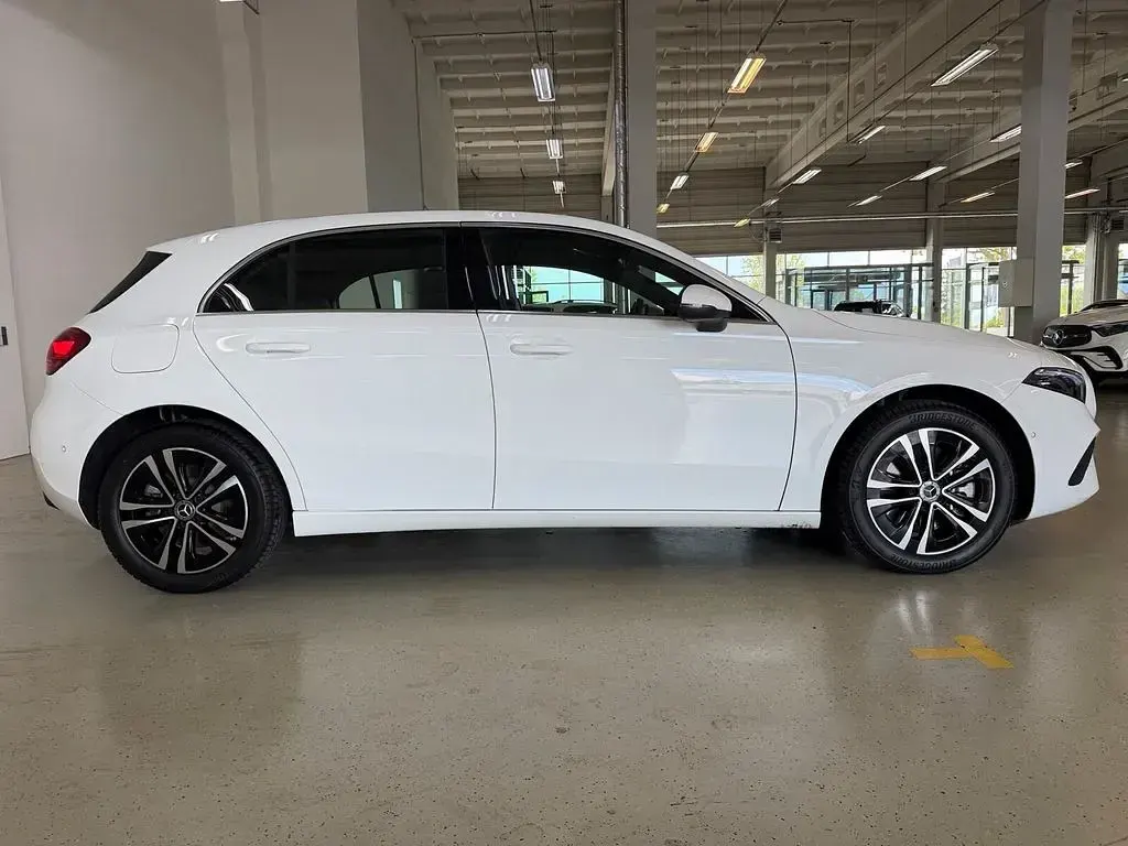 Gebraucht Mercedes A250 218 PS (160 kW) 2025 Unilack polarweiß Limousine