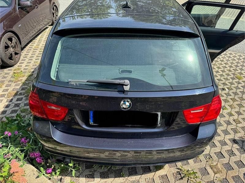 Gebraucht BMW 325 Sport Line 218 PS (160 kW) 2009 Blau Kombi