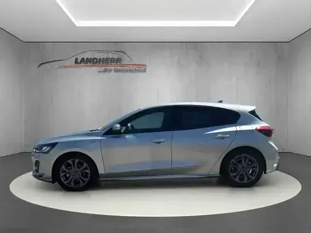 Używany Ford Focus ST-Line 116 KM (85 kW) 2025 Srebrny Sedan/Limuzyna