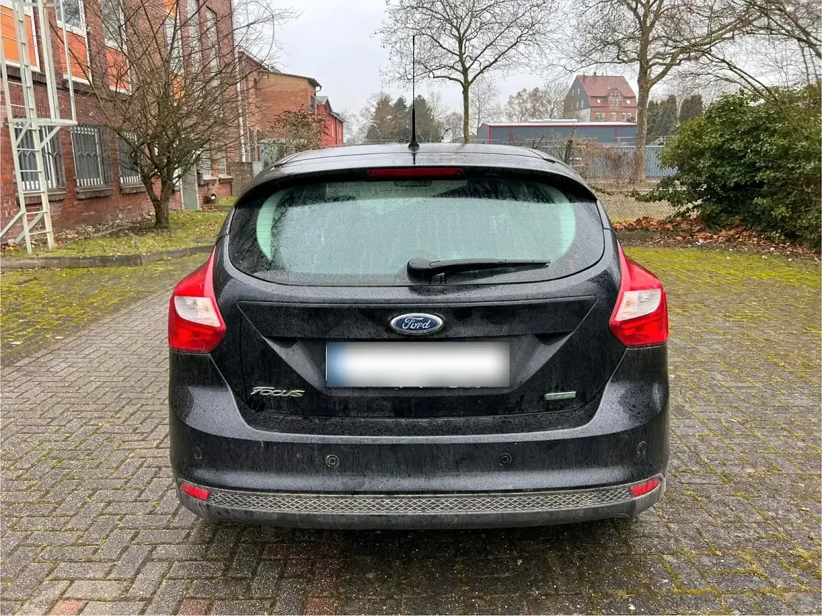 Używany Ford Focus 100 KM (73 kW) 2014 Czarny Sedan/Limuzyna