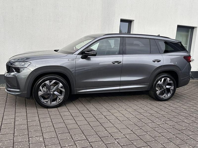 Grau Neu 2025 Skoda Kodiaq SportLine SUV | 44.980 € (Guter Preis) - Bild 1/4