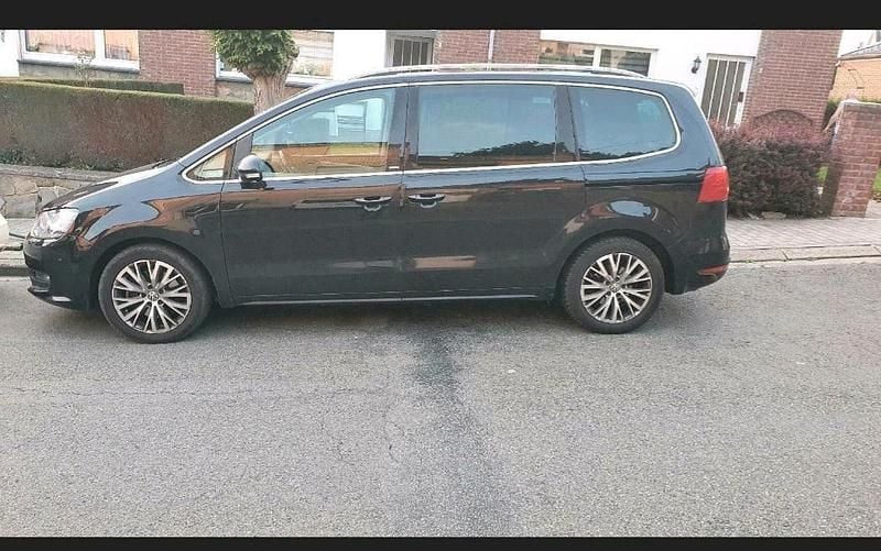 Second-hand VW Sharan 170 CP (125 kW) 2012 Negru Monovolum