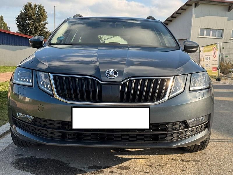 Grau Gebraucht 2019 Skoda Octavia Soleil Kombi | 12.500 € (Guter Preis) - Bild 1/4