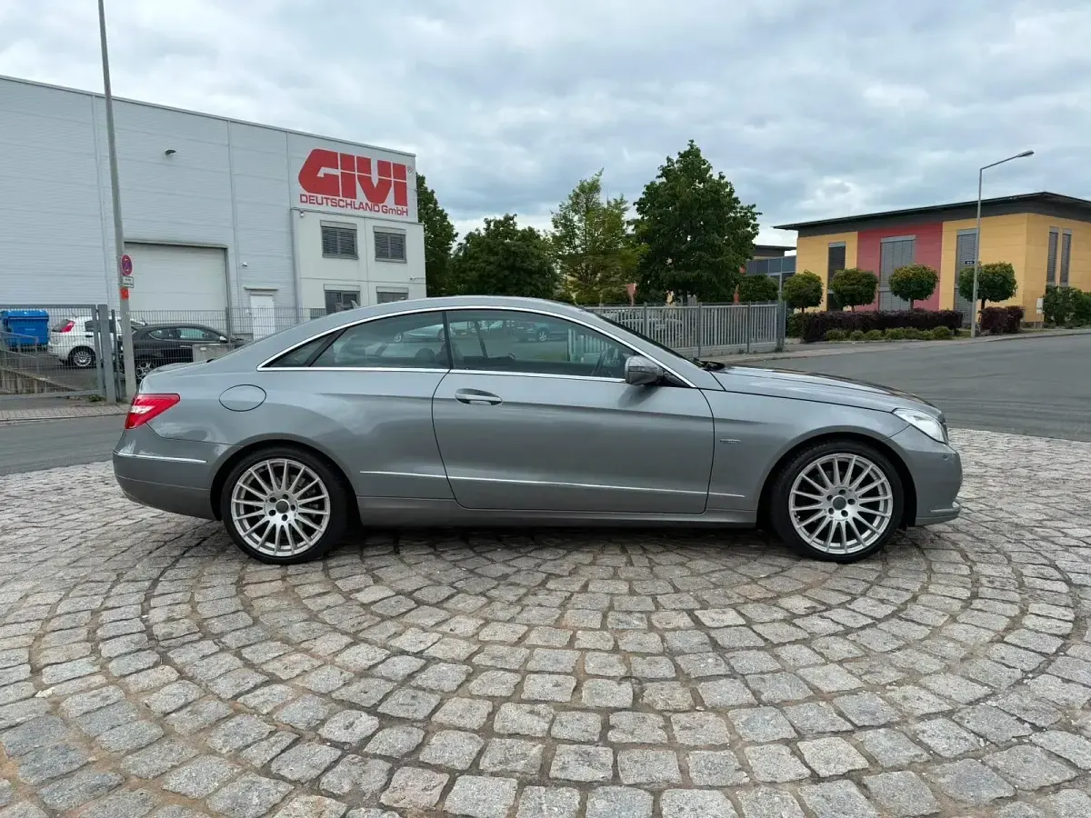 Gebraucht Mercedes E250 204 PS (150 kW) 2009 Silber Coupé