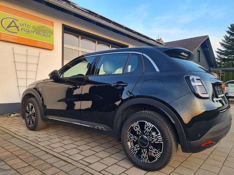 Gebraucht Fiat 600 Basis 101 PS (74 kW) 2024 Schwarz SUV