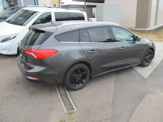 Gebraucht Ford Focus 120 PS (88 kW) 2018 Grau Limousine