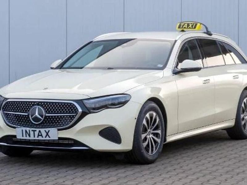 Gebraucht Mercedes E200 163 PS (119 kW) 2026 Hellelfenbein Kombi