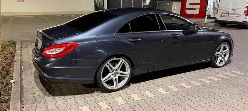 Grau Gebraucht 2011 Mercedes CLS500 AMG line Coupé | 32.000 € - Bild 1/4