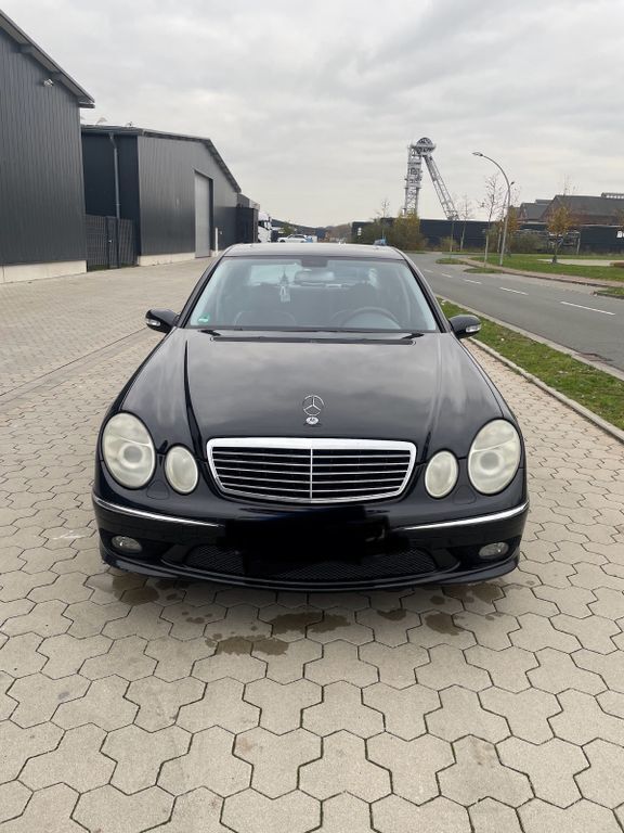 Schwarz Gebraucht 2004 Mercedes E320 Avantgarde Limousine | 5.500 € (Fairer Preis) - Bild 1/4