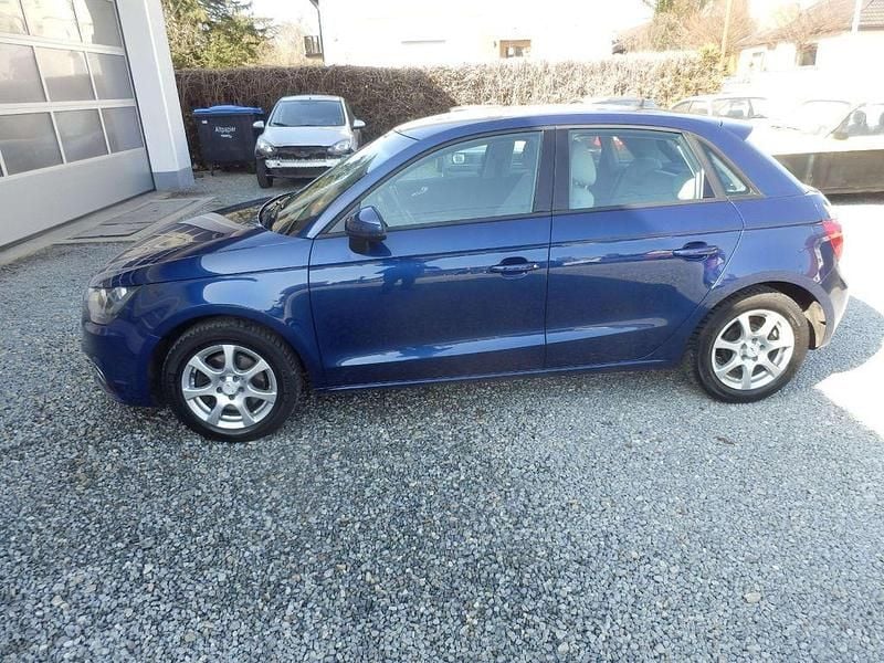 Gebraucht Audi A1 Attraction 122 PS (89 kW) 2013 Blau Kleinwagen