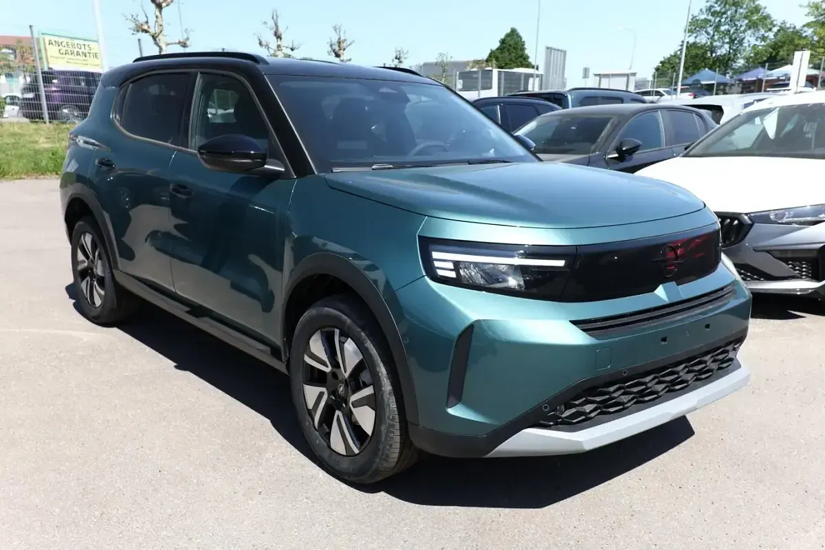 Neu Opel Frontera 145 PS (106 kW) 2026 Khaki grün  metallic SUV