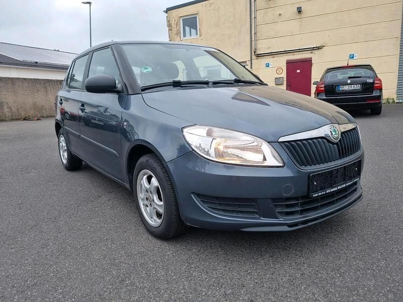 Grau Gebraucht 2012 Skoda Fabia Kleinwagen | 2.490 € (Superpreis) - Bild 1/4