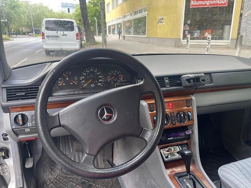 Gebraucht Mercedes E230 132 PS (97 kW) 1991 Silber Limousine