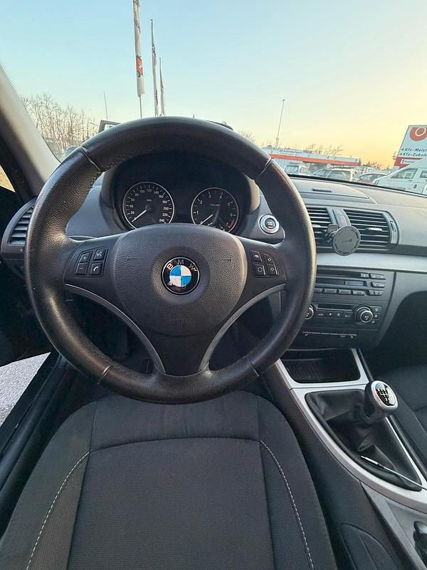 Gebraucht BMW 116 122 PS (89 kW) 2009 Schwarz Kleinwagen