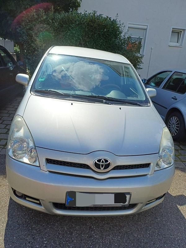 Grau Gebraucht 2006 Toyota Corolla Verso Van / Kleinbus | 2.900 € (Guter Preis) - Bild 1/4