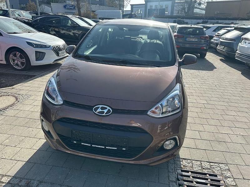 Gebraucht Hyundai i10 87 PS (63 kW) 2015 Cashmere brown / met Kleinwagen