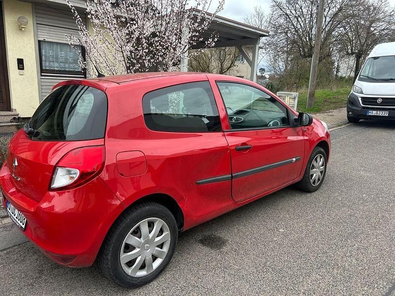 Gebraucht Renault Clio IV 75 PS (55 kW) 2012 Rot Limousine
