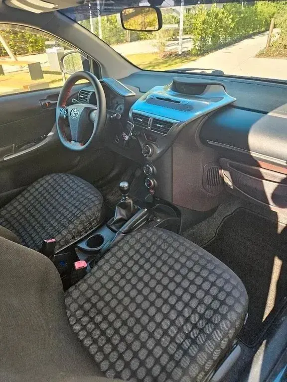 Gebraucht Toyota iQ 68 PS (50 kW) 2011 Schwarz Kleinwagen