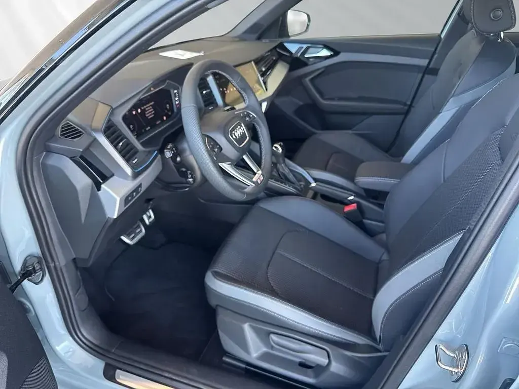 Neu Audi A1 Sportback S-Line 150 PS (110 kW) 2025 Pfeilgrau perleffekt mythossch Kleinwagen